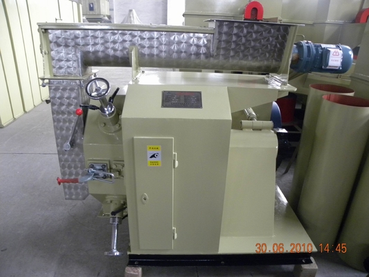 Άχυρο, πριονίδι, φλοιός ρυζιού 200 - 300 Kg/h περιβαλλοντική ξύλινη μηχανή HKJ32M σβόλων